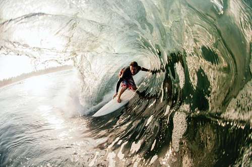 Surprising image of a surfer crossing a wave