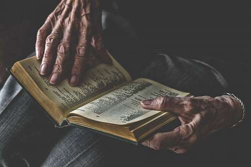 primer plano de un anciano leyendo la biblia