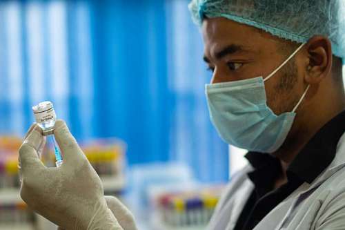looking-over-shoulder Applying vaccine against covid 19
