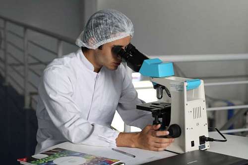 microscope científico utilizando un microscopio