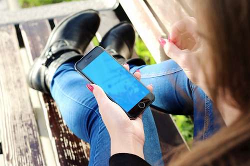 Woman with cellphone Iphone 6