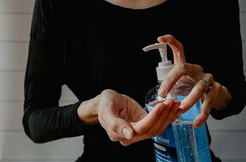 putting-green woman putting alcohol gel on her hand