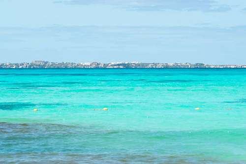 Turquoise waters off the coast of Cancun