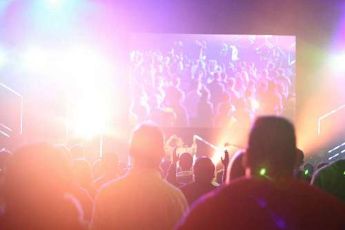 recital-crowd-blue concert
