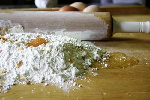 main eggs with flour