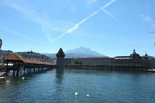 uk View of a lake in Switzerland – Beautiful sunny and frosty day.
