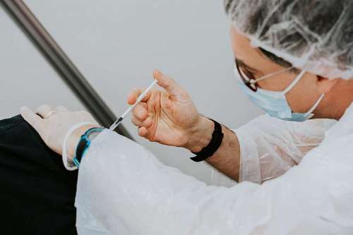 looking-over-shoulder Applying vaccine against covid 19
