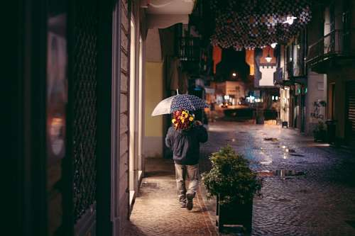 Presenter in the rain with bouquet of flowers