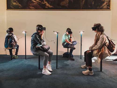 conceptual-symbol People in a virtual art museum with vr glasses