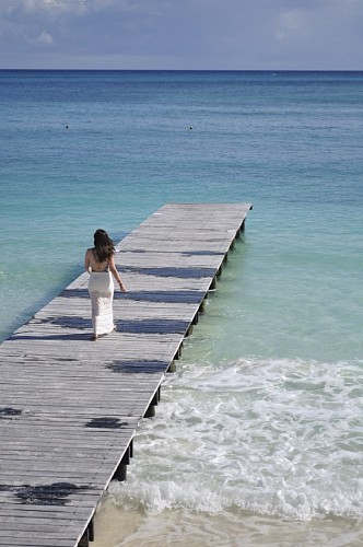 skirt Woman walking on the quay of Cancun