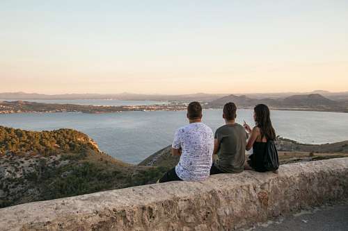 ocaso Three friends watching the sunset