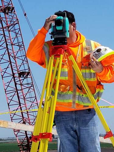 geode worker photographing a construction