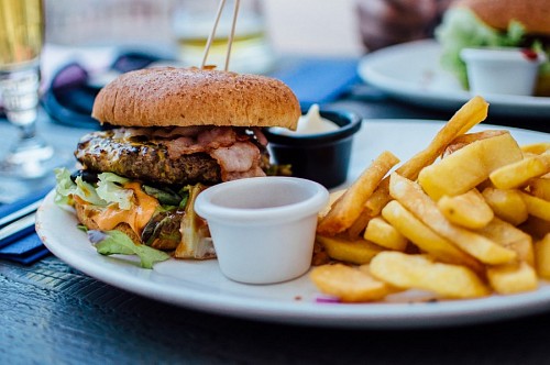 chat Burger and fries