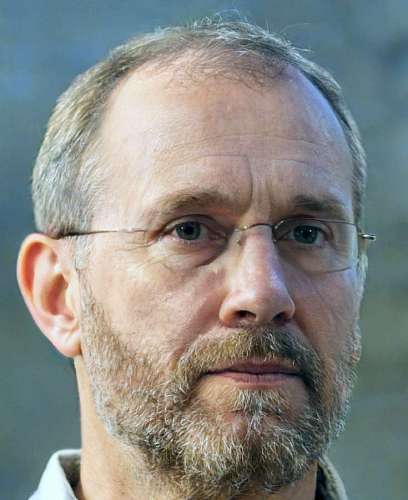 Adult man with glasses looking at the horizon