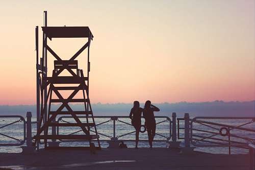 mirador Two women at sunset