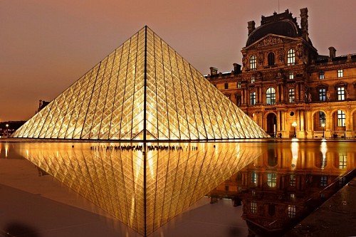 pyramid-steps Louvre, Paris