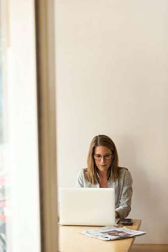 mujer adulta usa su computadora frente a su balcón