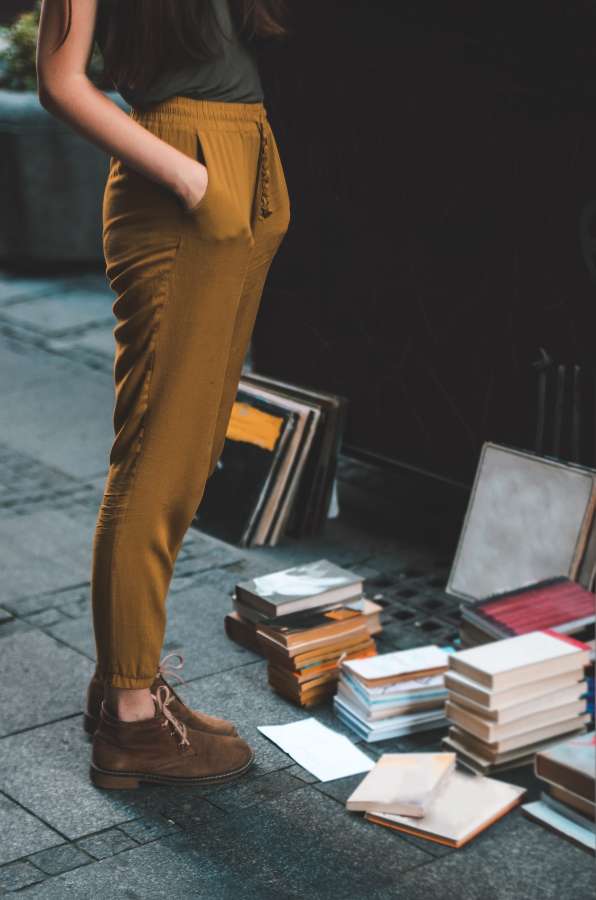 person, girl, people, young, adult, female, beautiful, woman, attractive, happy, pretty, urban, business, education,book,books,literatury