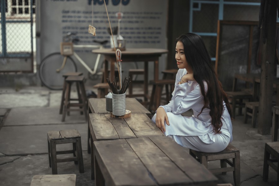 one person, people, woman, young, 20, 30, inside, asian, asia, setando, table, smile,