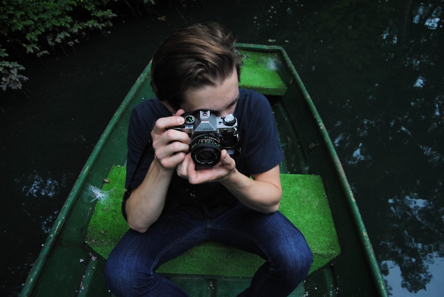 photograph, day, exterior, river, boat, foreground, seen from above, man, people, young,