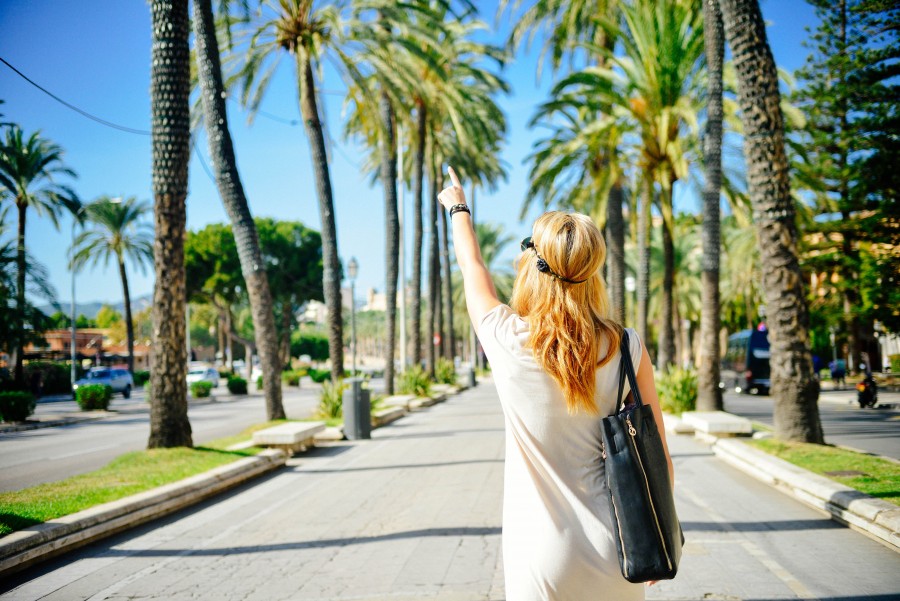 Girl, Road, Street, Summer, blond, city, coloredrful, greassen, handbag, palm, palm tree, people, person, point, spain, sun, tourismman, tourist, town, 