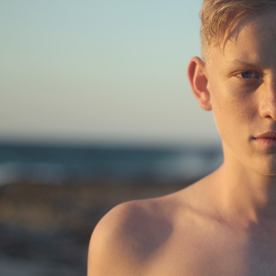man, young, 15 years, 20 years, blond, close-up, facing, face, serious, summer, beach, model,
