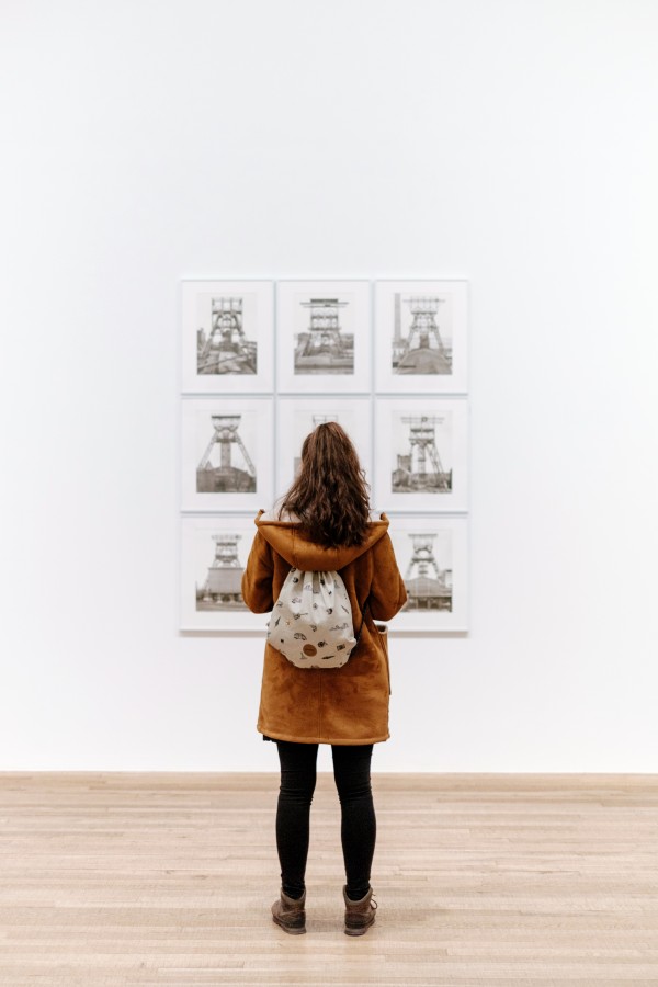 one person, people, woman, museum, look, art, painting, note, picture, gallery,