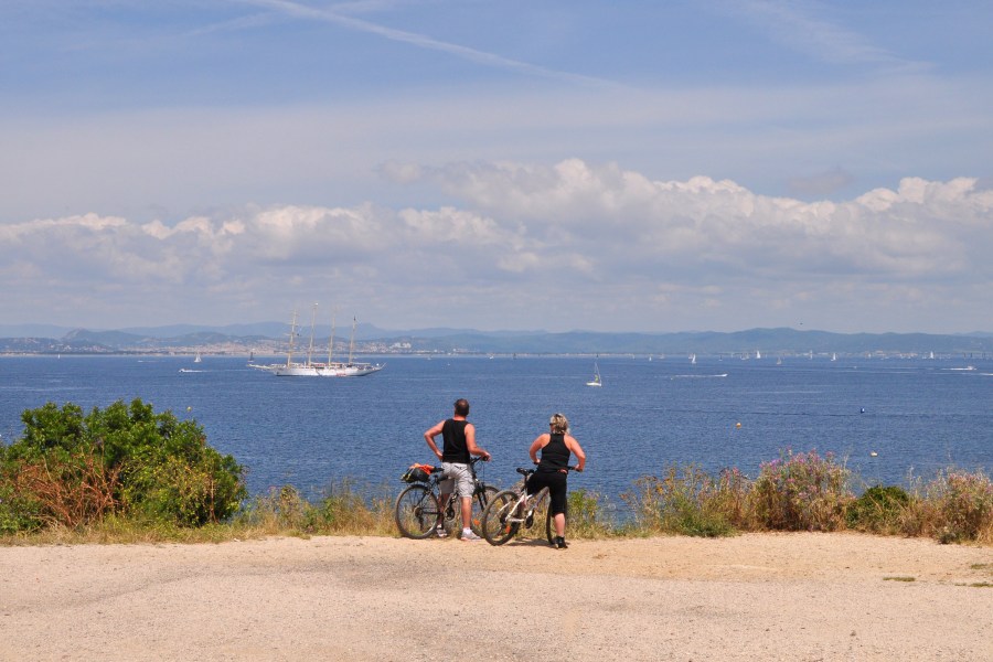 two people, adult, adults, couples, bicycle, cycling, walking, vacation, outdoor, activity, sport, sea, summer, relaxation, healthy living, 