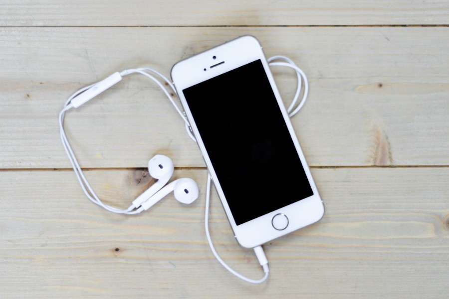 Music, Stokpic, White, apple, business, computer, computing, conectivity, connect, desk, earphones, headphones, iTunes, iphone, iphone 5, mac, mobile, office, phone, screen, smartphone, tech, technology, touchscreen, 