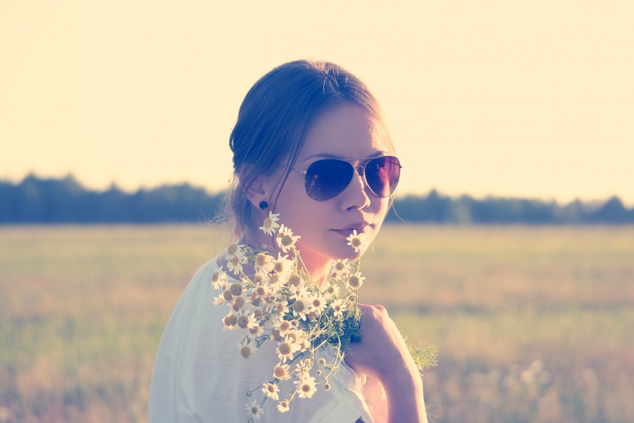 one person, people, woman, lens, lenses, young, outside, look, flower, flowers, bouquet, daisy, freedom, concept,