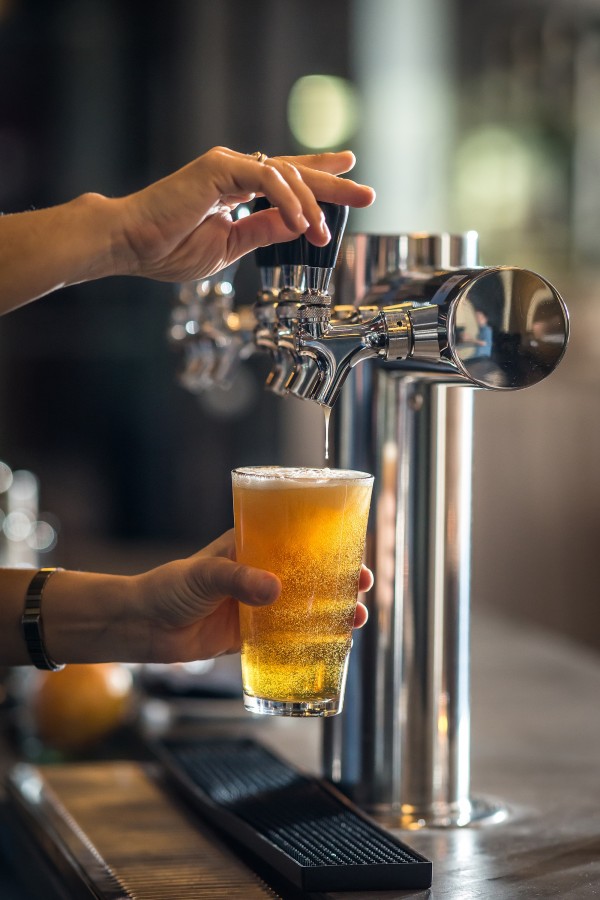 beer, drink, refreshing, craft, glass, foam, serve, serving, man, hand, activity, bartender, bar, quill, quills, beer, chopera, dispenser, valve, bar, beverage, metal, handle,