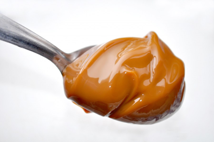 caramel, spoon