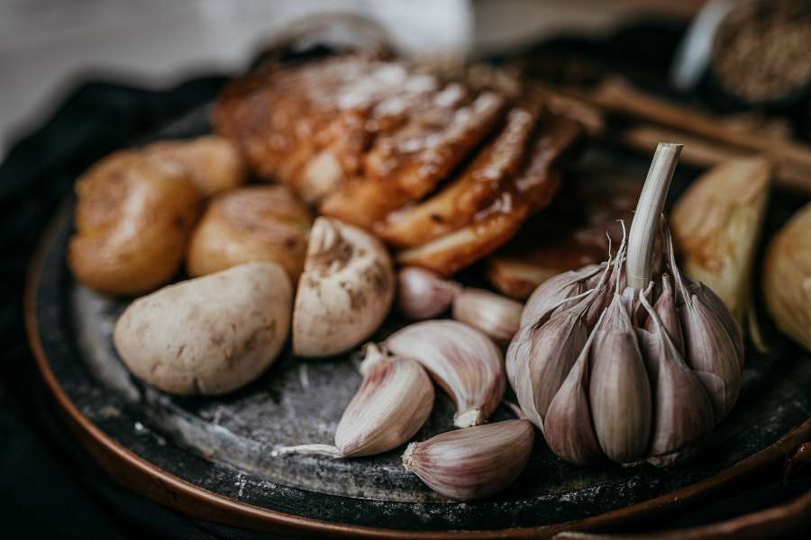 fresh, clove, ingredient, vegetable, white, spice, background, food, closeup, garlic, raw, bulb, part, spicy, group, organic, flavor, ripe, seasoning, condiment, healthy, aromatic, natural, object, whole, plant, view, purple, macro, vegetarian, top, nutrition, garlic clove, peel, leaf, eating, herb, collection, gourmet, above, harvest, cooking, nature, white background, root, one, garlic isolated, studio, aroma