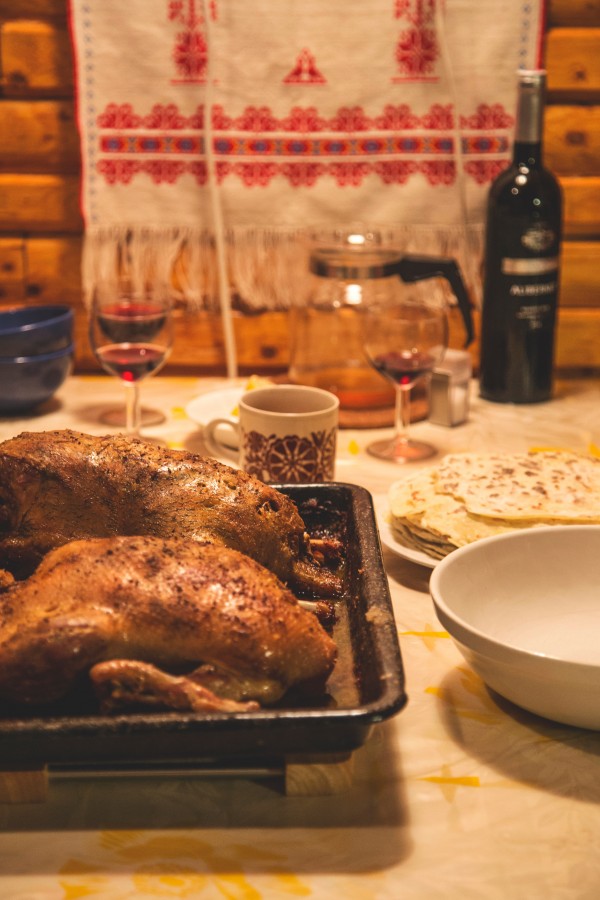 dinner, food, wine, table, chicken, fountain, meat, nobody, home,