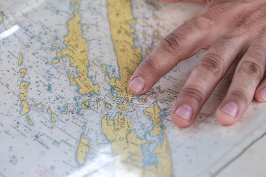 map, travel, travel, hand, pointing, indication, destination, vacation,