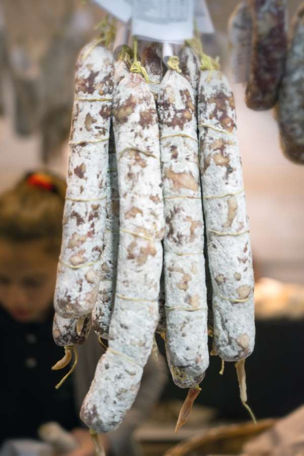 salami, pork, dried, smoked, food, meat, cured, sale, sausage, market, diversity, preserved, protein, spiced, commerce, processed, delicious, gastronomy, product, spicy, typical, whole, hanged, macro, chorizo, closeup, traditional, dinner, ingredient, delicatessen, marketplace, Production, people, buying, 