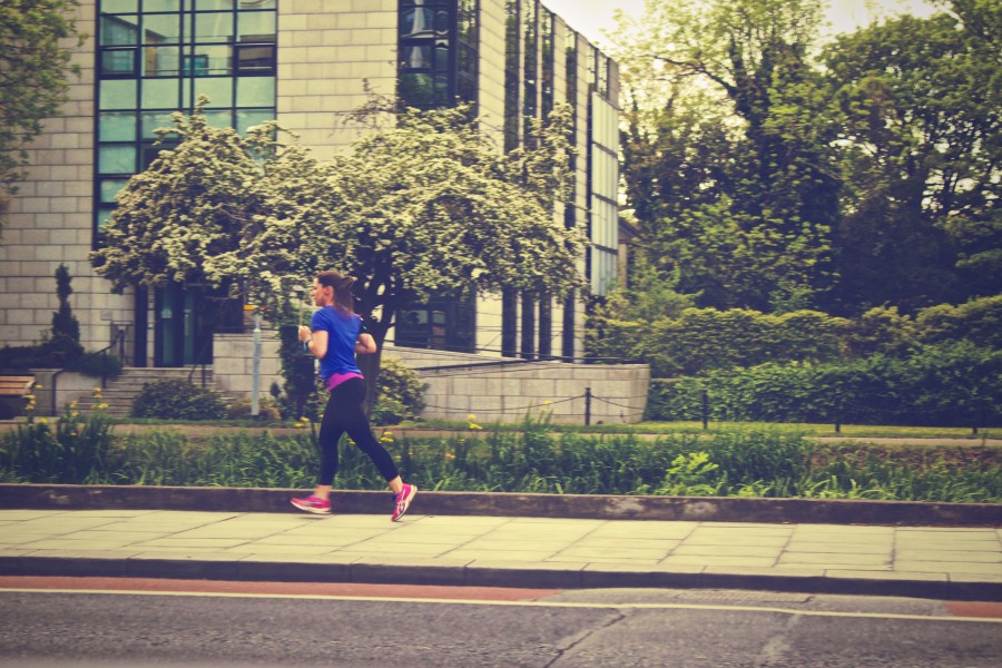 one person, people, woman, running, running, sport, healthy, health, young, athletic, day, city, urban,