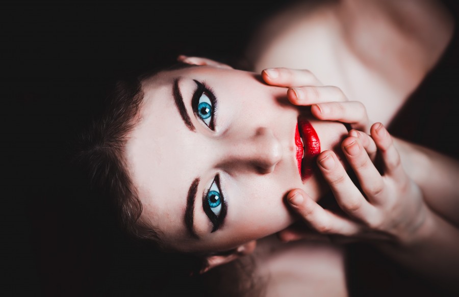 woman, young, beauty, sensual, face, gesture, surprise, lips painted red lipstick, blue eyes, concept, 20 years,