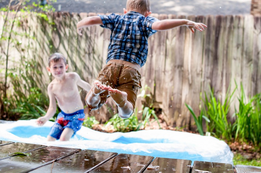 Inflatable boy niñoz, friend, brother, childhood, play, play, concept, two person, summer, heat, pool, swimming, water, wet, cool,