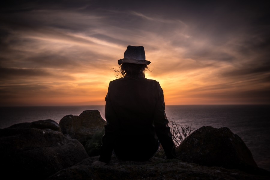 one person, people, woman, sunset, sunset, sunset behind silhouette at the horizon, skyline, cup, 