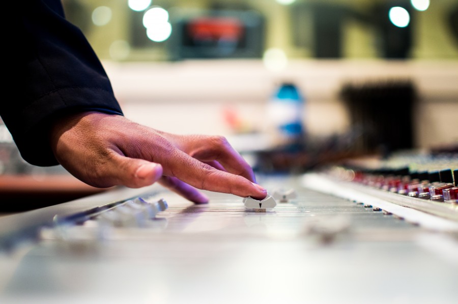 console, music , dj , recording , record, sound , button , hand, man, work , interior, out of focus,