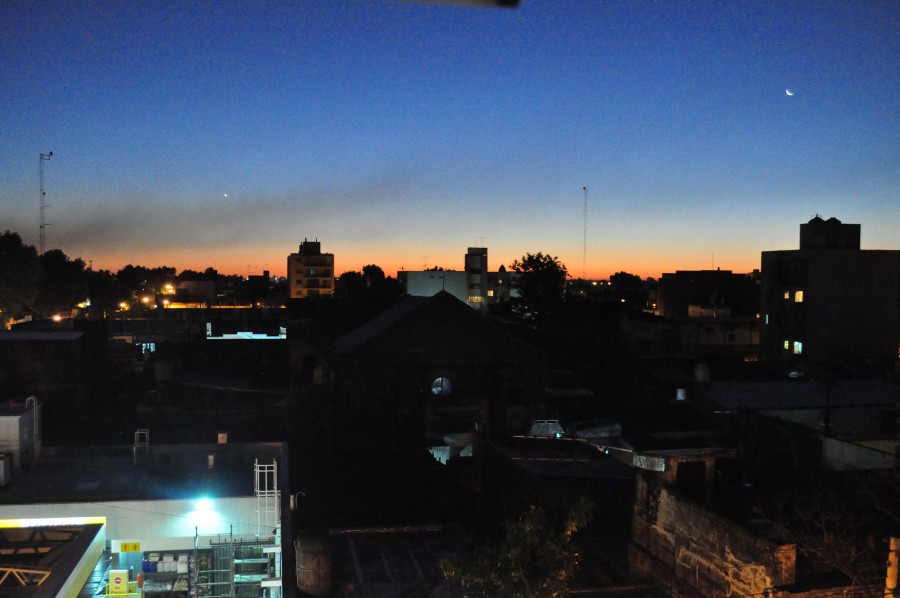 ciudad, urbano, atardecer, luna, cielo azul, skyline, horizonte, 