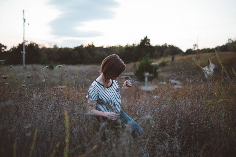 one person, woman, outdoor, young, lifestyle, 20 years old, young, adult, field, outdoors, people