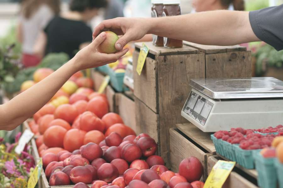 food, market, people, fresh, fruit, store, customer, organic, woman, grocery, vegetable, shop, healthy, shopping, female, lifestyle, buying, young, supermarket, buy, retail, person, nutrition, choosing, girl, freshness, consumer, happy, casual, sale, beautiful, choice, hypermarket, natural, caucasian, vegetables, bag, smile, pretty, diet, product, family, groceries, marketplace, farmer, men, adult,apple, 