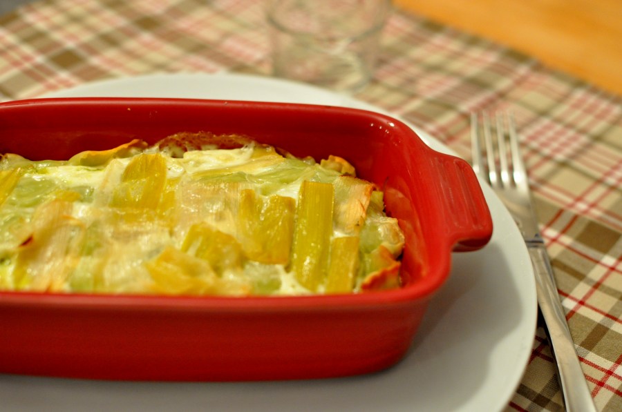 dish, food, SALAD, front view, fork, eat, interior, red, tray, 