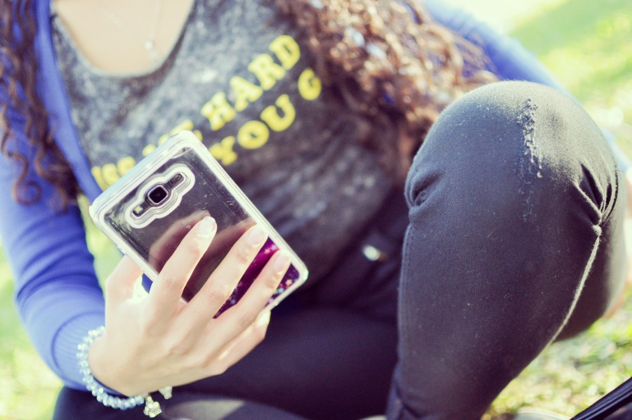 woman, young, 20-25 years, cell, smarpthone, mobile, technology, hands, hand message, writing, case, housing, rear, glitter