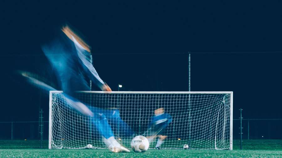 soccer,shoot,shooting,kick,speed,night,sport,penalty kick,two people,player,goalkeeper,