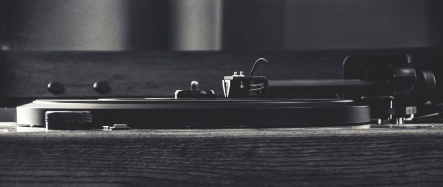 jukebox, music, disco, playing disco, plays, records, needle, vinyl, pasta, tray, vintage, old, black and white,