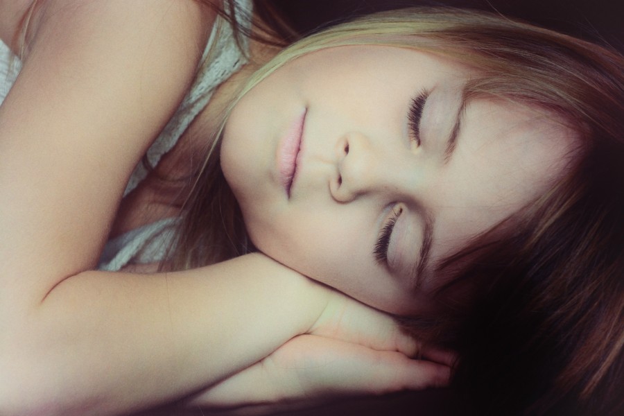 girl, childhood, sleeping, lying down, sleeping, asleep, a person, young, 5-10 years, dream, dream, night, night,