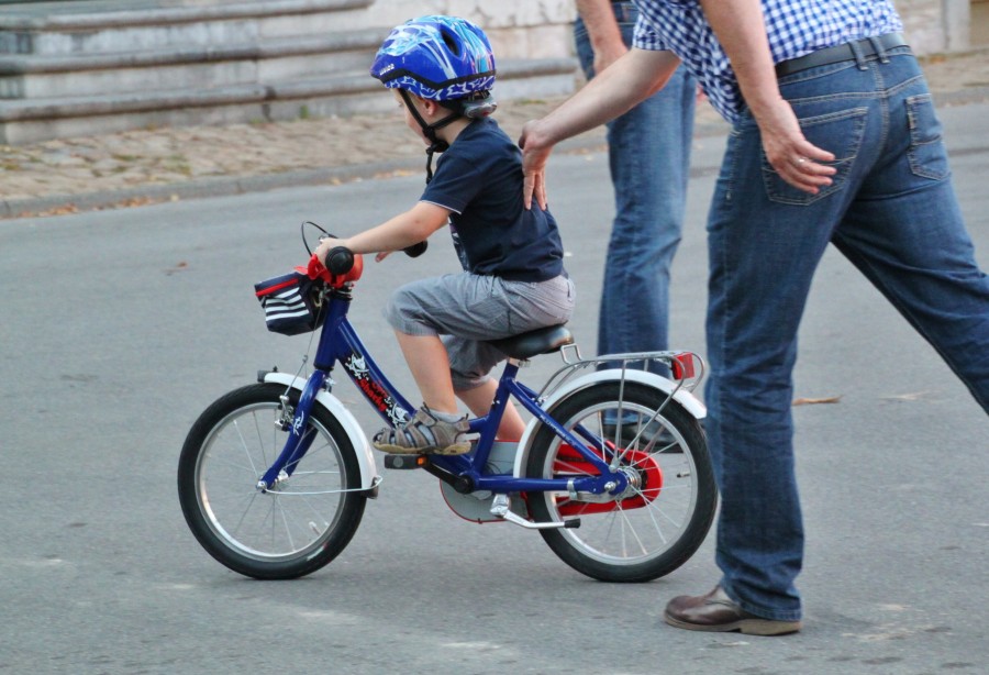 child, parent, bicycle, learn, walk, child, 5 years, family, teach, support, first steps, helmet, love, ciudado, teaching, education,